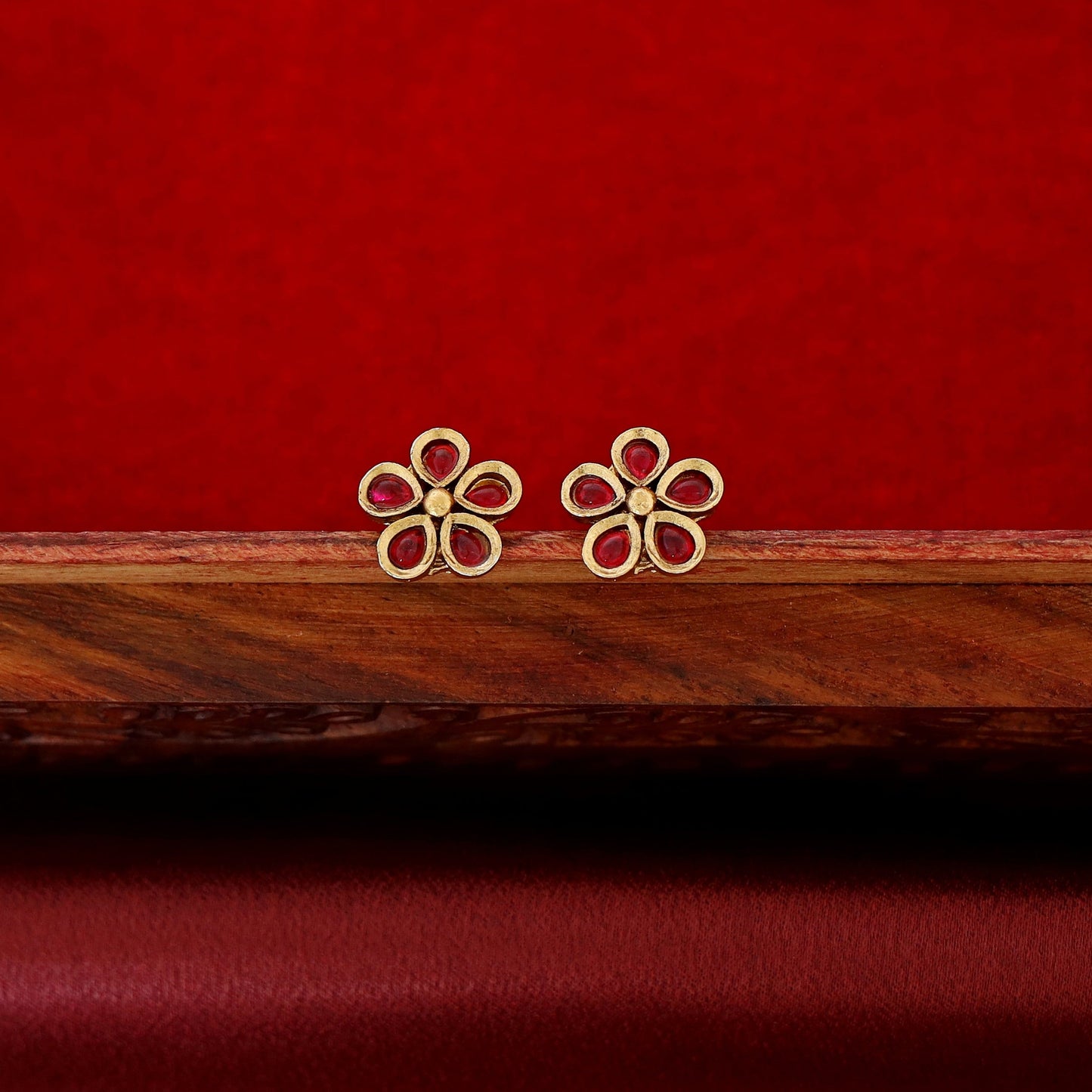 Short Neckpiece With Stud